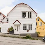 Dinbnb I Skansen Funhouse! Gym, Outdoor-area & Location! בית נופש ברגן